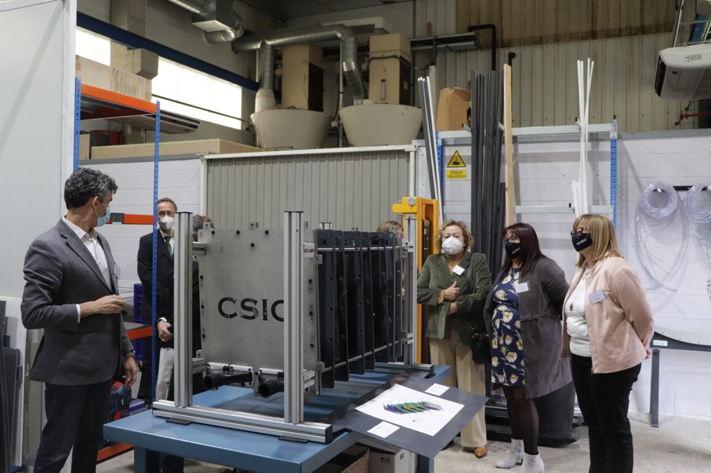 AragonCSIC's tweet photo. Rosa Menéndez, Presidenta @CSIC, Mª Jesús Lázaro, delegada CSIC en Aragón, Clara Blanco, Coordinadora @PTI_TRANSENER, Carlos Javier Navarro, Dir. Gral. de Industria y PYMES @GobAragon y Rosa Mª Serrano @DelGobEnAragon abren el acto y visitan el demostrador de batería de vanadio. https://t.co/z4z4ysy6ok