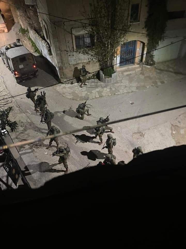 Motherl28134473's tweet photo. IOF invaded Hebron, Ramallah, Salfit, Jenin, and Nablus and arrested several Palestinians. https://t.co/FY7XGDimlW