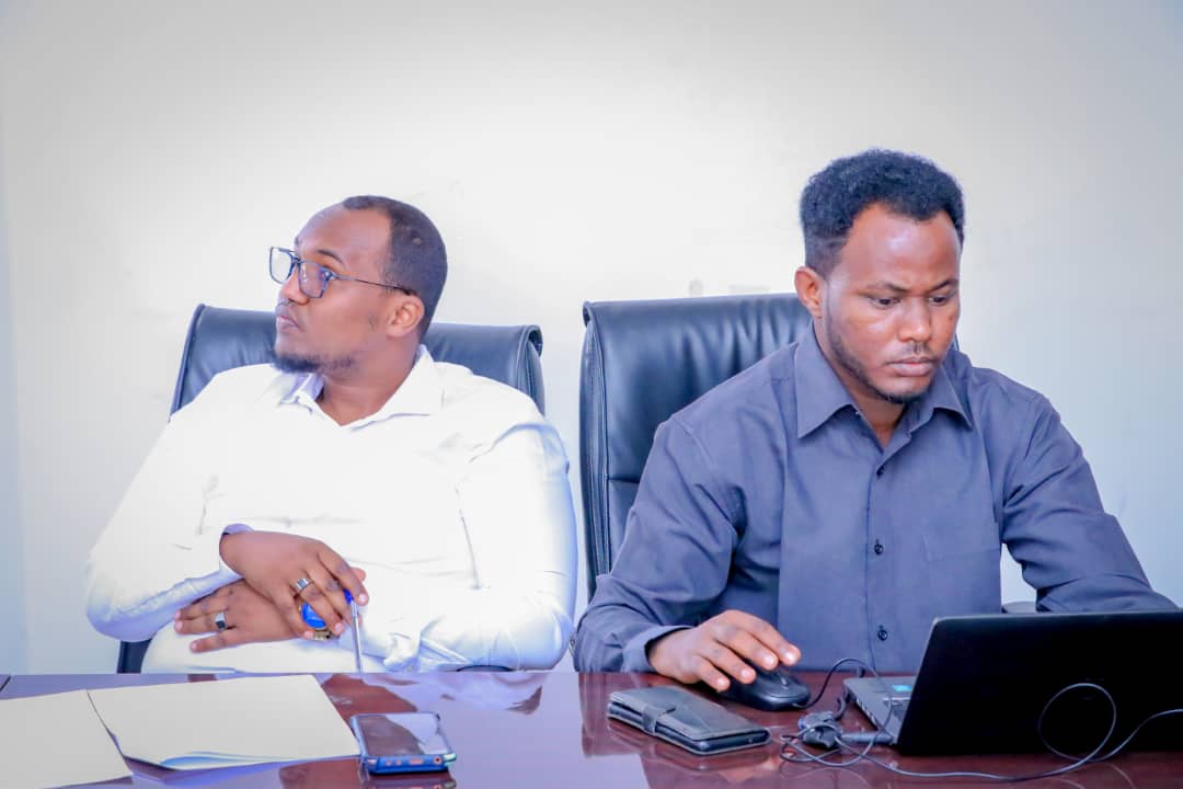 *DIYAARINTA SIYAASADA GAADIIDKA QARANKA* 

Waxa saaka Hoolka shirarka ee Wasaaradda Gaadiidka iyo Horumarinta Jidadka Ka qabsoomay kulan lagu diyaarinayay Qabyo Qoraalka Siyaadda Qaran ee Gaadiidka.