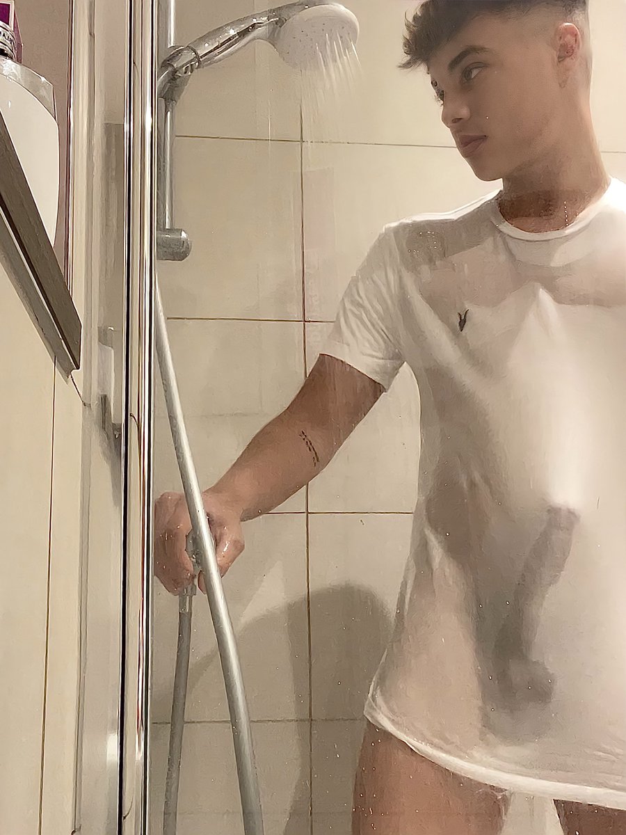 leedsladcd's tweet photo. Rt if u wanna fuck in the shower😉💦 https://t.co/5HiQ0DhGqj