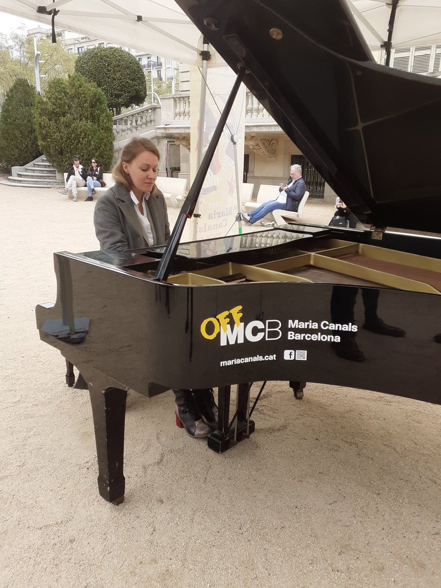 SantiRifa's tweet photo. La pianista ucraïnesa Maryna Naydon ha participat en la jornada musical del Maria Canals #TuHiToques? al @palaurobert . https://t.co/LaY6Cpyinj