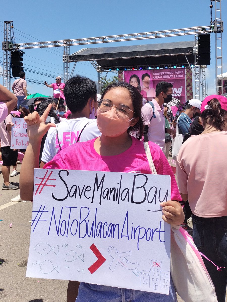 notgaraydenise_'s tweet photo. Brought my advocies with me to Leni-Kiko Grand Rally. Di man nabasa ang placard, sana ma-reconsider parin kapag nakaupo na sa pamahalaan!
Tutulan ang pagpapatayo ng SAN MIG CORP AIRPORT!! ❌✈️
#SaveManilaBay
#RestoreNotReclaim
#NoToBulacanAerotropolis
#LeyteIsPink https://t.co/HDbmAK26Qg