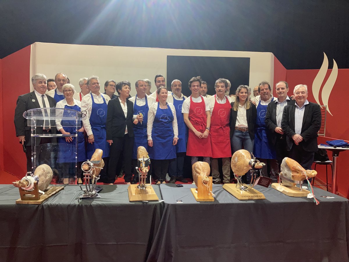 EurolamC's tweet photo. [AFJC - Remise des diplômes]
Ce 21 mars, lors du salon SMAHRT de Toulouse, l'AFJC (Académie Française des Jambons secs) a remis les diplômes à ses académiciens.
EUROLAM fournisseur officiel de l'AFJC, a fourni un couteau à jambon, à chaque diplômé. https://t.co/w0MHuPNhQo