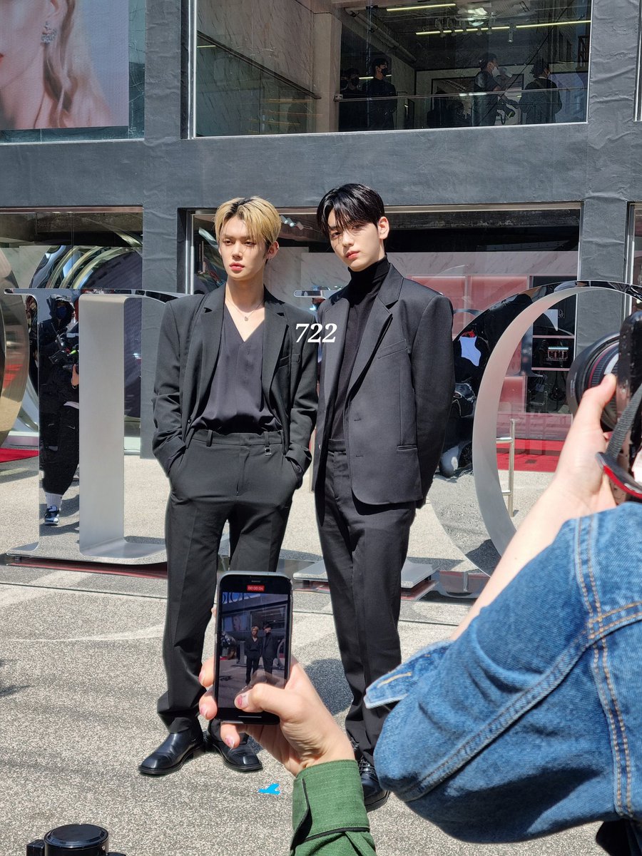 MOA_INA's tweet image. Berdasaekan info @/dailyfashion_news, deretan selebriti yg menghadiri acara private DIOR ADDICT POP UP STORE Seoul hari ini adalah Blackpink Jisoo, IZ*ONE Hyewon &amp;amp; Minju, @TXT_members Yeonjun &amp;amp; Soobin, figure skater Kim Yuna, aktor Yoo In-soo &amp;amp; Hwang Inyeop, dan DIA Jung Chaeyeon