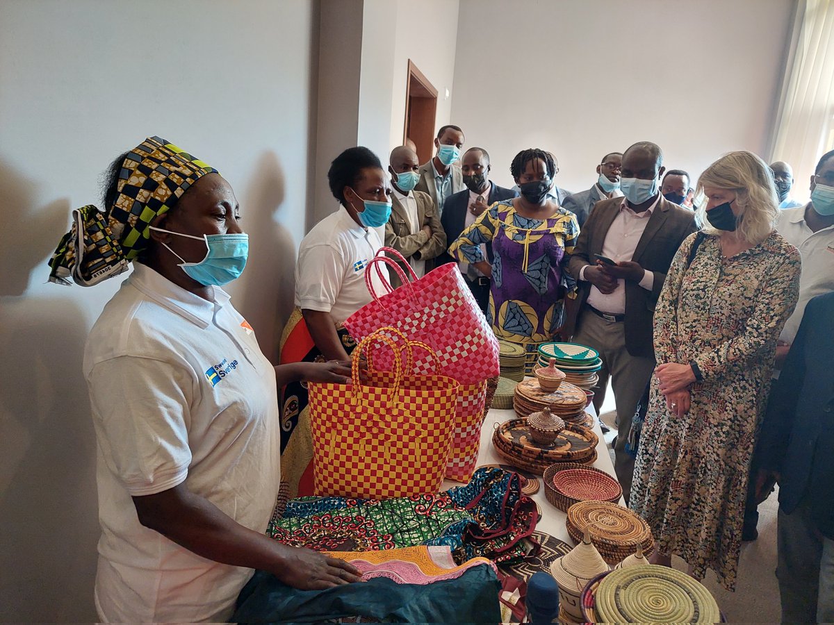 RwandaWest's tweet image. Mu izina rya Ambasade ya #Suede, Madamu Christina Wedekull yishimiye ko #CoreProject bateye inkunga wahinduye ubuzima bw'abantu benshi muri #Rusizi na #Nyamasheke asaba ko ibyagezweho byakomeza gusigasirwa, yagaragaje kandi ko bazakomeza gukorana n'Intara mu bindi bikorwa.