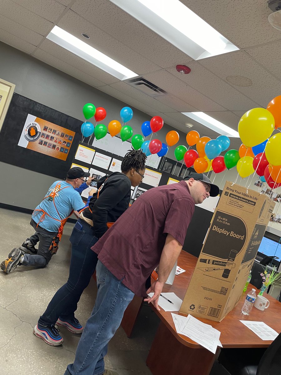 0275Homedepot's tweet photo. Our SASM @Jonathan_Vega05 giving lessons on how to generate leads for our store. 🤑🤑🤑 #YourOPHD @mmAnderson919 @StacyLBro @tofablue @M5Lorie @SarahFarrellTHD https://t.co/ChsAr2WthD