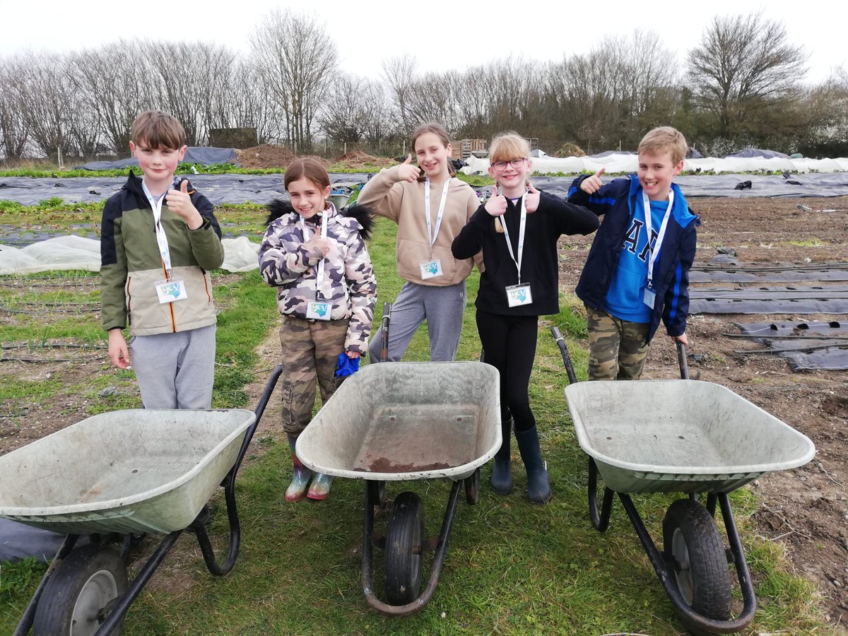 YESfutures's tweet photo. Our fantastic #FindingFutures students from
@ShelleyPrimary had an action-packed day of volunteering at #FarnhamCommunityFarm!💚
They all got stuck into a variety of activities, putting their goals into action!
#PlayYourPart #CommunityAction
https://t.co/AhnyqTnbjh https://t.co/Fg9q75xaCT