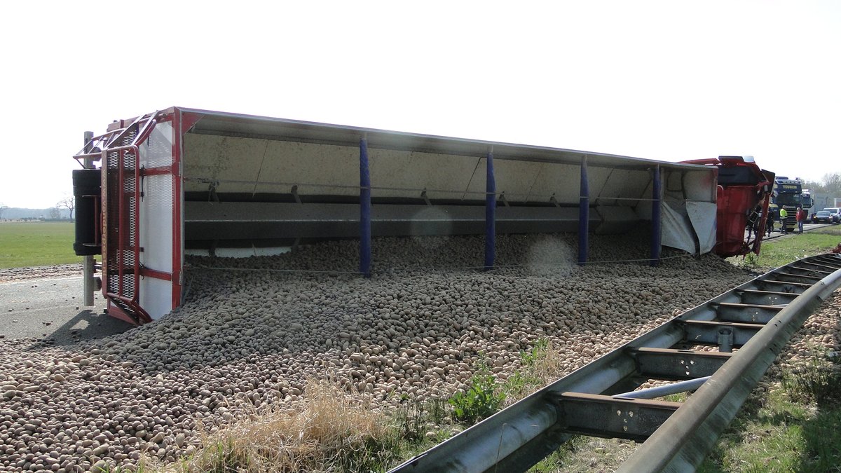 targetblaster's tweet photo. Kilometerslange files op de A28 bij Zuidwolde door gekantelde vrachtwagen met aardappels https://t.co/qDRkvPqTk2 https://t.co/ZooI9crrZw