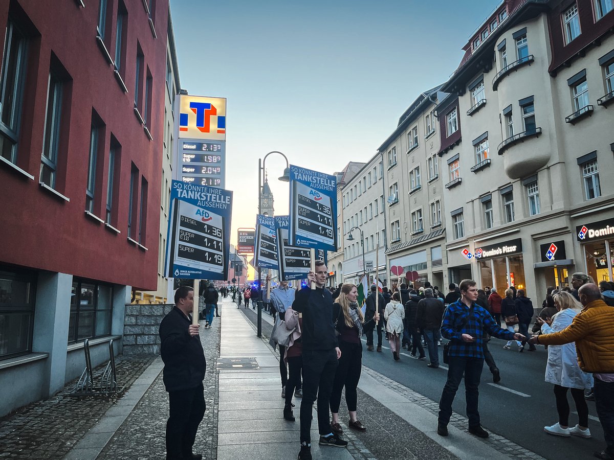JA_Oberlausitz's tweet photo. Neben den nicht endenden Freiheitseinschränkungen trieben auch die horrenden Spritpreise weit über 1000 mutige Bürger in Bautzen auf die Straße.
Wie die Tankstellen in der #Oberlausitz und ganz Deutschland aussehen könnten, zeigten wir den Spaziergängern auf unseren Plakaten #AfD https://t.co/eLbTA2FY5g