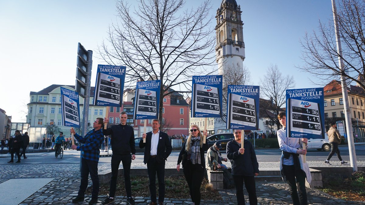 JA_Oberlausitz's tweet photo. Neben den nicht endenden Freiheitseinschränkungen trieben auch die horrenden Spritpreise weit über 1000 mutige Bürger in Bautzen auf die Straße.
Wie die Tankstellen in der #Oberlausitz und ganz Deutschland aussehen könnten, zeigten wir den Spaziergängern auf unseren Plakaten #AfD https://t.co/eLbTA2FY5g