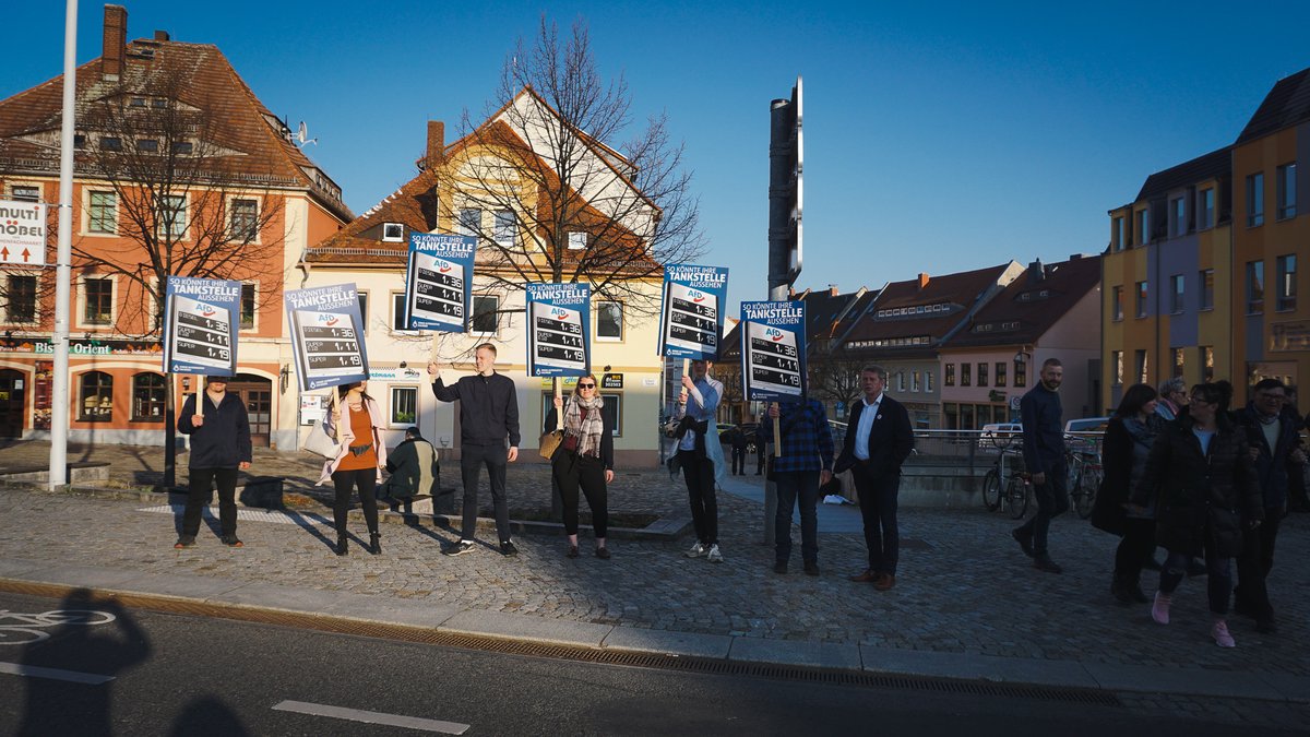 JA_Oberlausitz's tweet photo. Neben den nicht endenden Freiheitseinschränkungen trieben auch die horrenden Spritpreise weit über 1000 mutige Bürger in Bautzen auf die Straße.
Wie die Tankstellen in der #Oberlausitz und ganz Deutschland aussehen könnten, zeigten wir den Spaziergängern auf unseren Plakaten #AfD https://t.co/eLbTA2FY5g