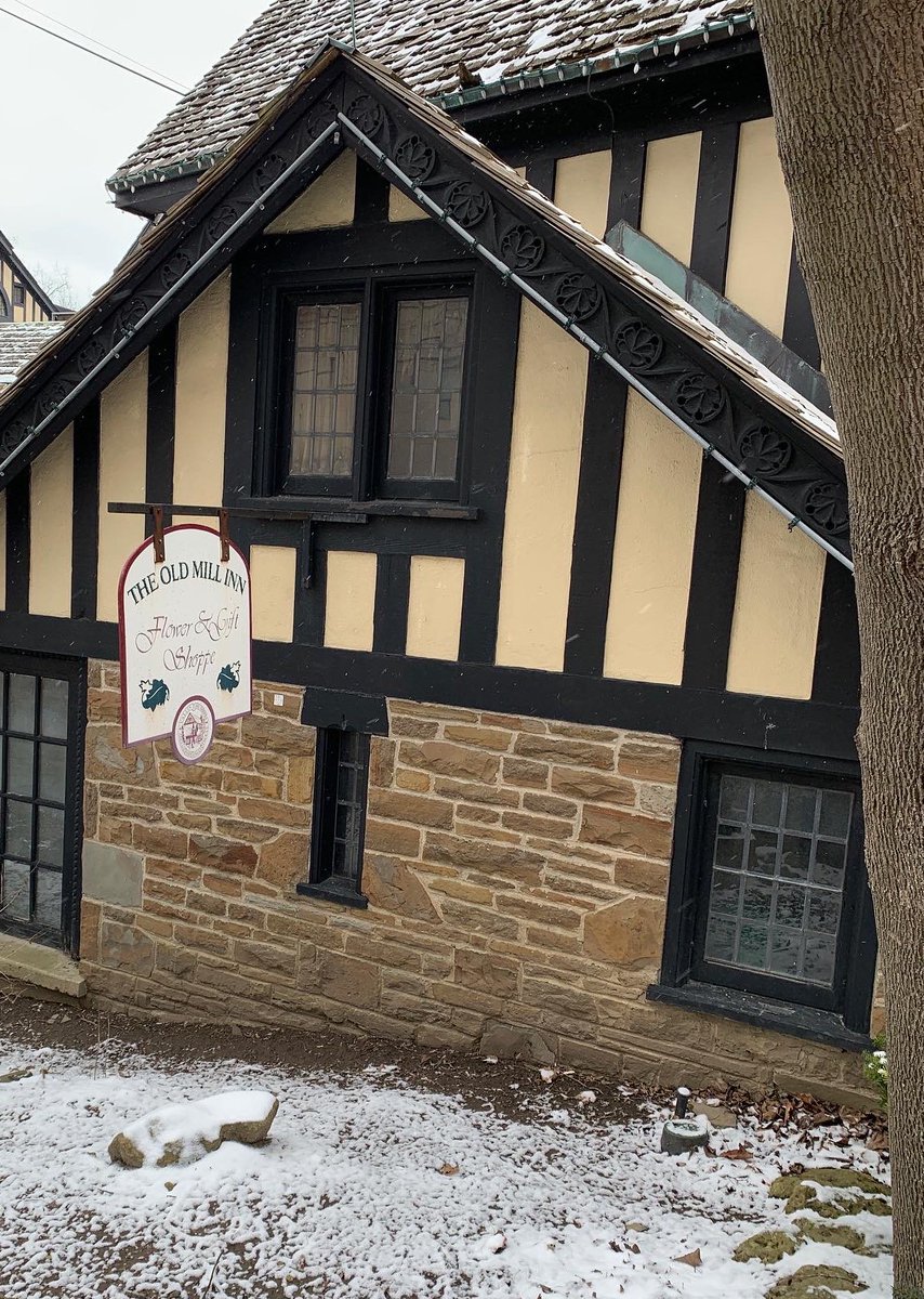 eptoronto's tweet photo. Old Mill駅をおりたら‼️

違ったTorontoが見れる素敵なエリア❣️です。
お散歩にいかがでしょう(o^^o) https://t.co/MI5enh7679
