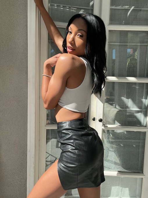 Undress me with your eyes? https://t.co/v8i9b3LiiR