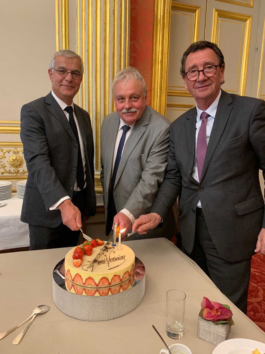 🎂 Joyeux anniversaire à la Commission de l'#aménagement du #territoire &amp; du #développement durable du <a href="/Senat/">Sénat</a> qui fête ses 🔟 ans aujourd'hui dont j'ai eu l'honneur d'être le 1er président dès 2012. 10🕯soufflées avec <a href="/HMaurey/">Herve Maurey</a> (psdt dès 2015) &amp; <a href="/jf_longeot/">J-F Longeot</a>  (actuel psdt) ! 👏🙏