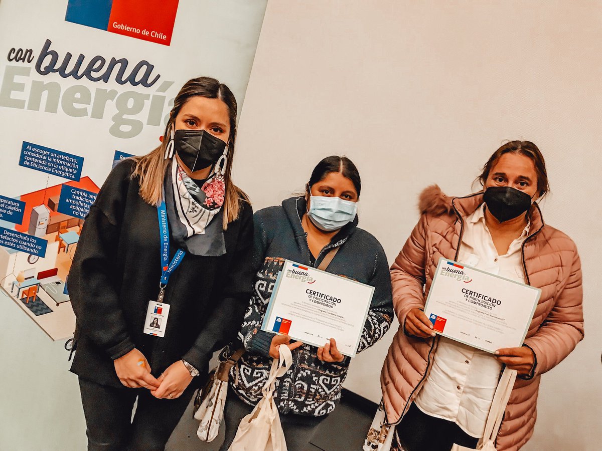 💚50 familias de #valdiviacl hoy reciben consejos de #eficienciaenergetica💡y kits de ahorro energético⚡️para reducir las cuentas de electricidad en sus hogares 🏡.
☀️Funcionari@s de <a href="/EnergiaLosRios/">Energía Los Ríos</a> felicitan a nuestr@s nuev@s embajadores del buen uso de #energia!