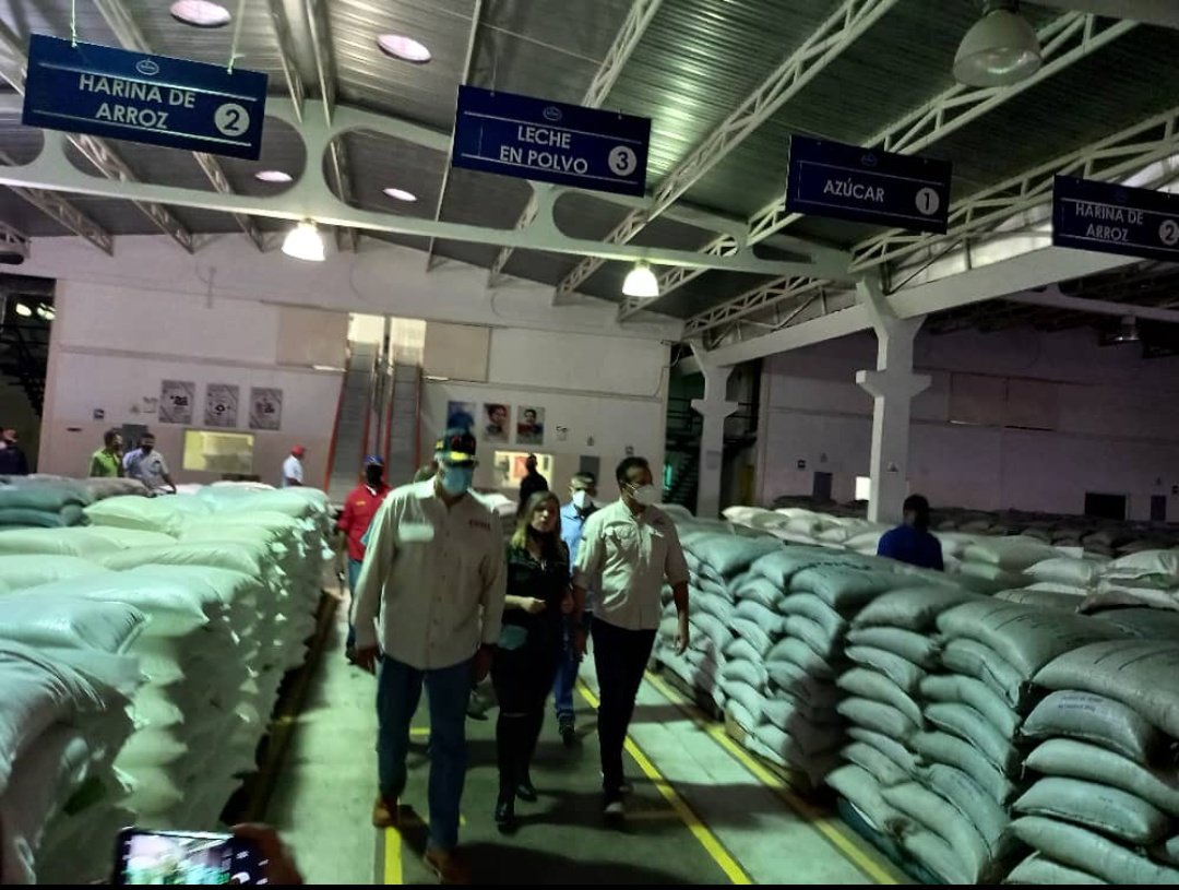 marilyndilucave's tweet photo. COMPROMISO CON LA PATRIA | Cumpliendo las políticas alimentaria emanados por el #GobiernoNacional, el Min. del @MinAlimenVen @LealTelleria junto a @josemvasquez Gob. del Edo. #Guárico realizaron un recorrido por La Planta Experimental y de Producción "Gigante Chávez". https://t.co/n0fw0PfcAb