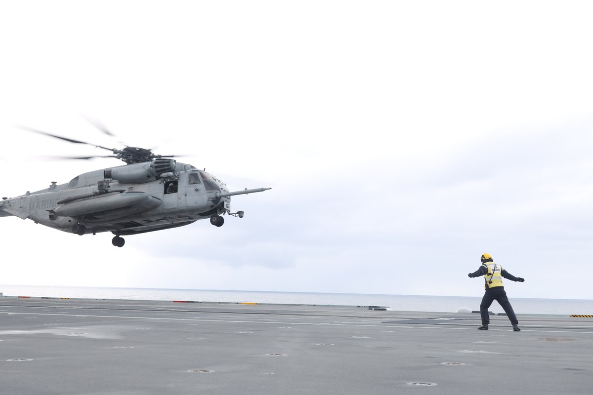 CH-53E Super Stallion aircraft with @2nd_MAW land on the HMS Prince of Wales with direction from @RoyalNavy Sailors during Cold Response 2022 in the Norwegian Sea, March 24.

#ColdResponse22 is a biennial exercise with participation from 27 @NATO allied nations and partners.