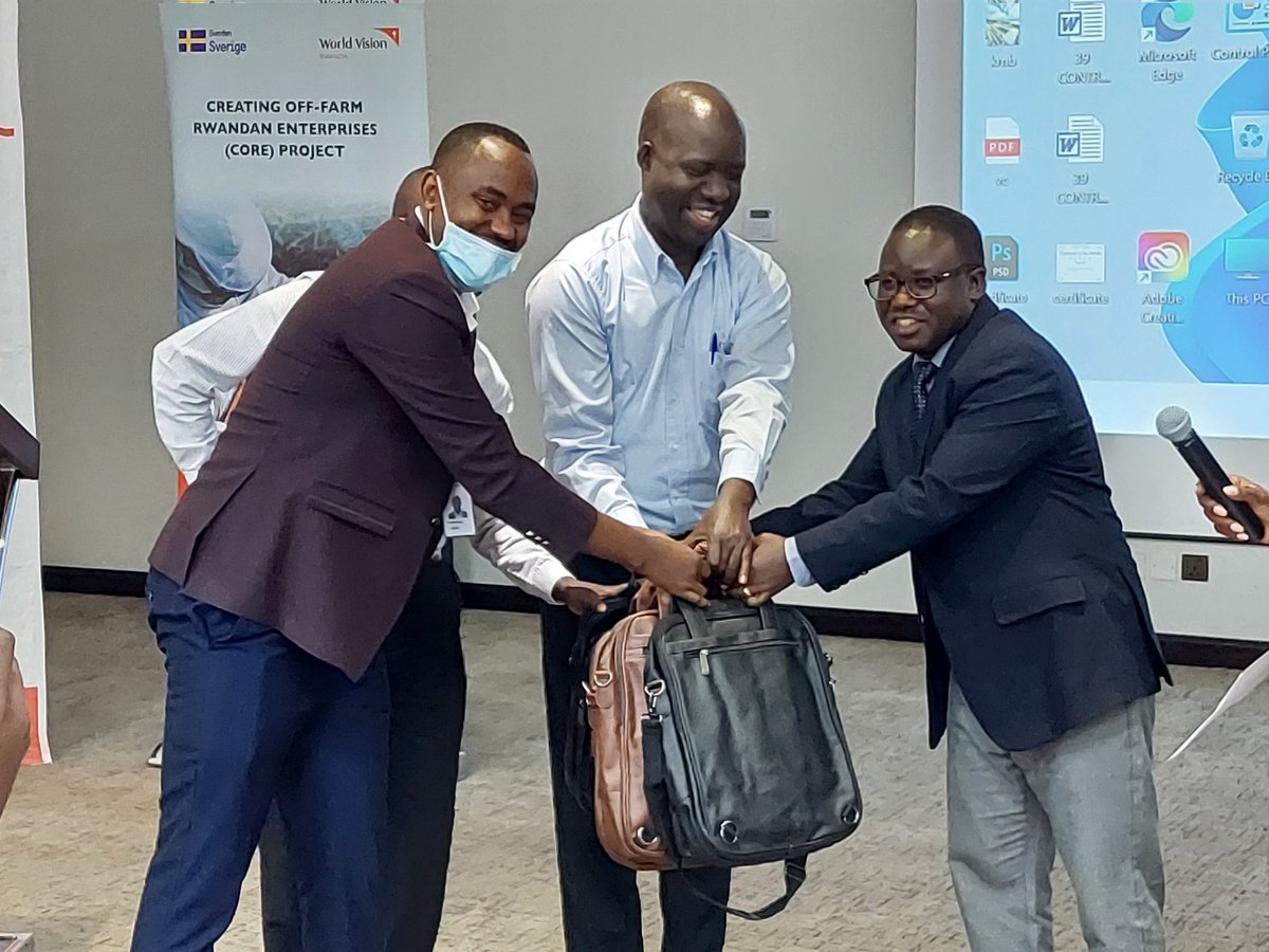 RwandaWest's tweet image. Muri uyu muhango wo gusoza umushinga #CoreProject, @WVRwanda yeguriye Uturere twa #Nyamasheke na #Rusizi ndetse n'abandi bafatanyanikorwa bimwe mu bikoresho byifashishwaga mu ishyirwa mu bikorwa ry'umushinga birimo imodoka n'imashini(Laptop).