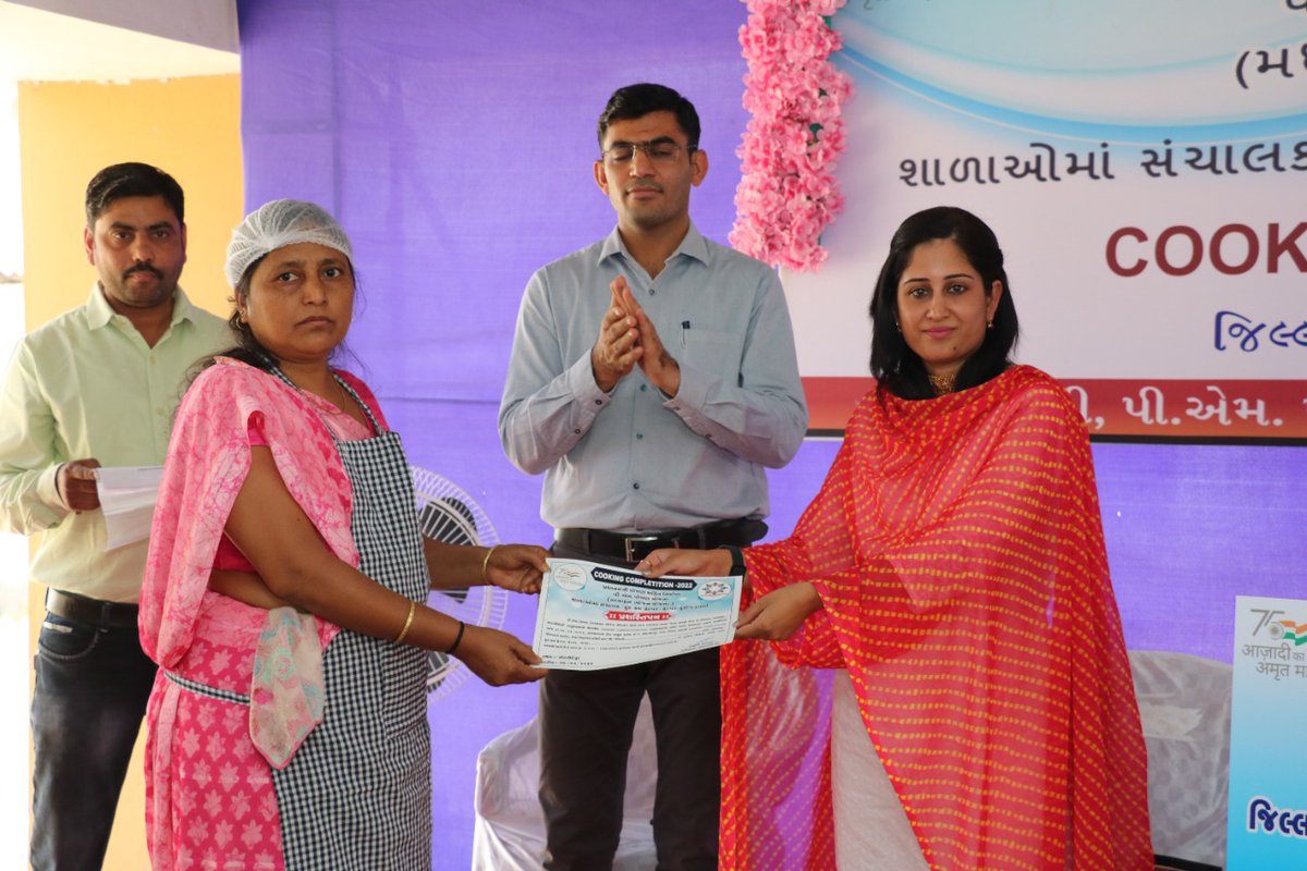 collectorcu's tweet image. આજ રોજ તાલુકા શાળા -૧ ખાતે પ્રધાનમંત્રી પોષણ શક્તિ નિર્માણ (પી. એમ. પોષણ) યોજના અંતર્ગત જિલ્લા કક્ષાની સંચાલક/કુક કામ હેલપર/હેલપર- કુકીંગ સ્પર્ધાનું આયોજન કરી વિજેતાઓને ઈનામ વિતરણ કરવામાં આવ્યું.@PMOIndia @CMOGuj @pkumarias @DCsofIndia @BureaucratsInd