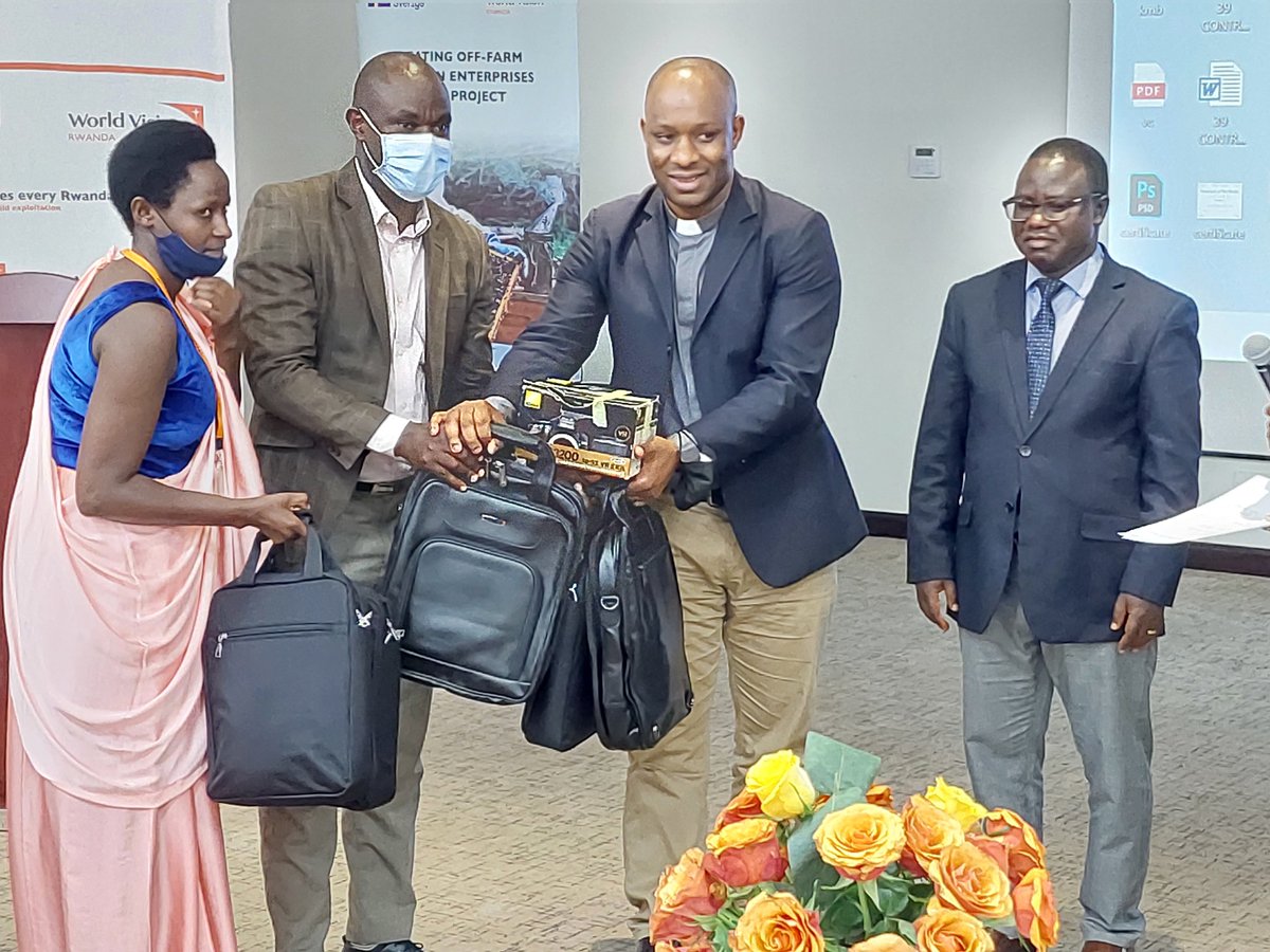 RwandaWest's tweet image. Muri uyu muhango wo gusoza umushinga #CoreProject, @WVRwanda yeguriye Uturere twa #Nyamasheke na #Rusizi ndetse n'abandi bafatanyanikorwa bimwe mu bikoresho byifashishwaga mu ishyirwa mu bikorwa ry'umushinga birimo imodoka n'imashini(Laptop).