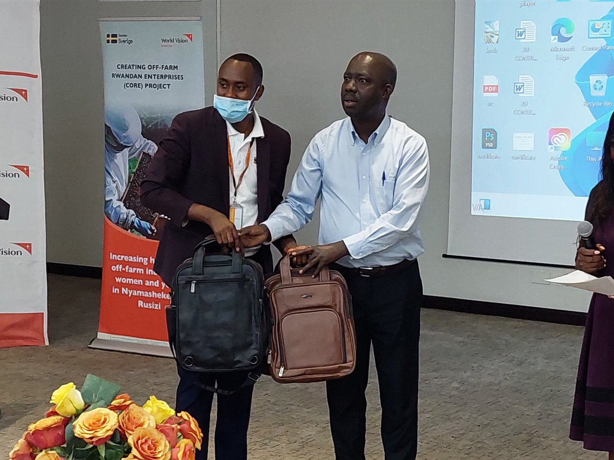 RwandaWest's tweet image. Muri uyu muhango wo gusoza umushinga #CoreProject, @WVRwanda yeguriye Uturere twa #Nyamasheke na #Rusizi ndetse n'abandi bafatanyanikorwa bimwe mu bikoresho byifashishwaga mu ishyirwa mu bikorwa ry'umushinga birimo imodoka n'imashini(Laptop).