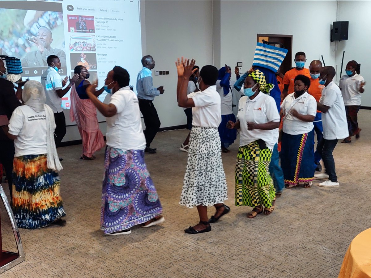 RwandaWest's tweet image. Muri uyu muhango wo gusoza umushinga #CoreProject, @WVRwanda yeguriye Uturere twa #Nyamasheke na #Rusizi ndetse n'abandi bafatanyanikorwa bimwe mu bikoresho byifashishwaga mu ishyirwa mu bikorwa ry'umushinga birimo imodoka n'imashini(Laptop).