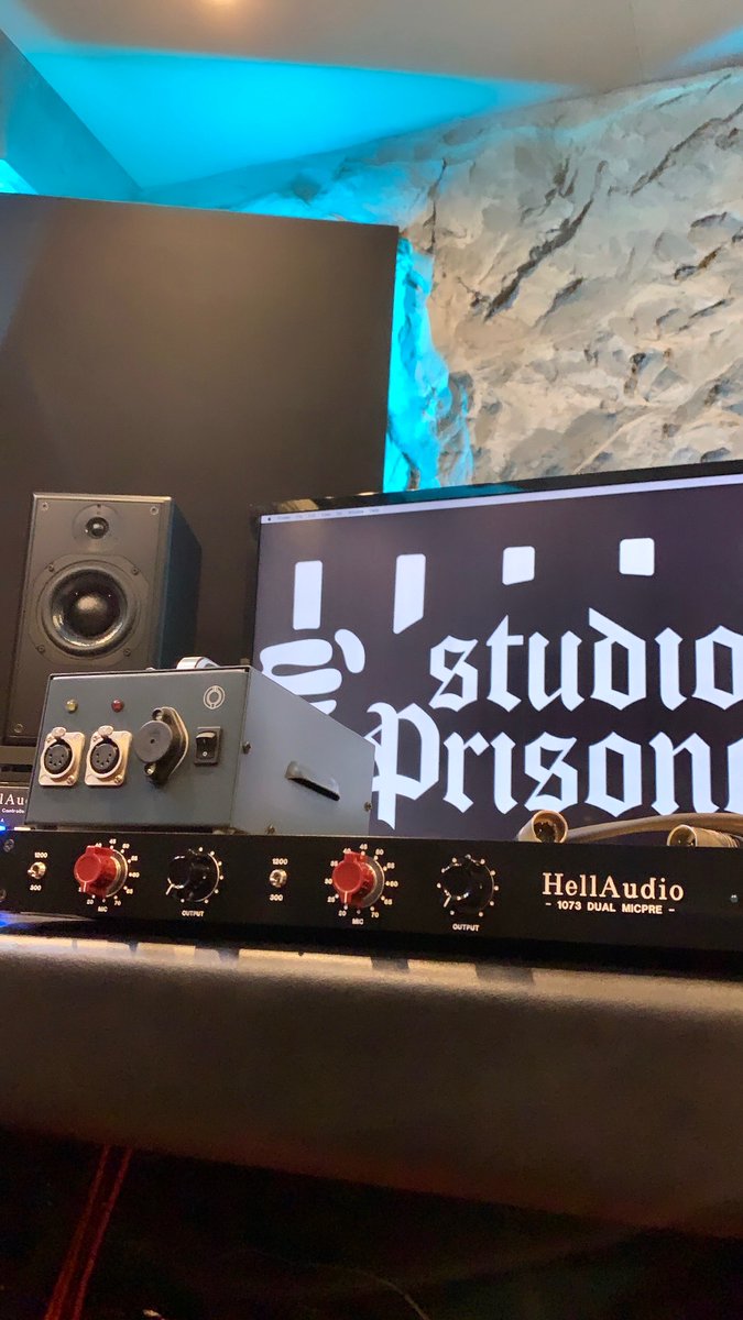 HiroMETALSAFARI's tweet image. 某社の1073を跡形もなくリモデルして漢のMETAL仕様に仕上げて頂きました。
余計なもの一切排除で音質全振り。Black plateも狙い通り。
アンプ交換が肝だったようです。電源も完全ディスクリート化。

サウンドはノクブラの新作やこれから出す作品を是非チェックして下さい！HellAudio最強です！