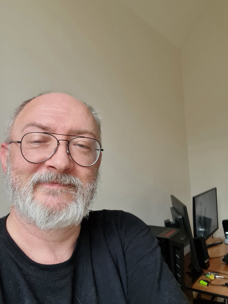 MightyJingles's tweet photo. I'm in the new place!  Everything else is on boxes but I've got the computers set up! https://t.co/RtpEL4PkgF