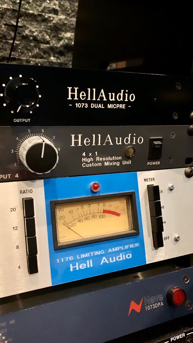 HiroMETALSAFARI's tweet image. 某社の1073を跡形もなくリモデルして漢のMETAL仕様に仕上げて頂きました。
余計なもの一切排除で音質全振り。Black plateも狙い通り。
アンプ交換が肝だったようです。電源も完全ディスクリート化。

サウンドはノクブラの新作やこれから出す作品を是非チェックして下さい！HellAudio最強です！