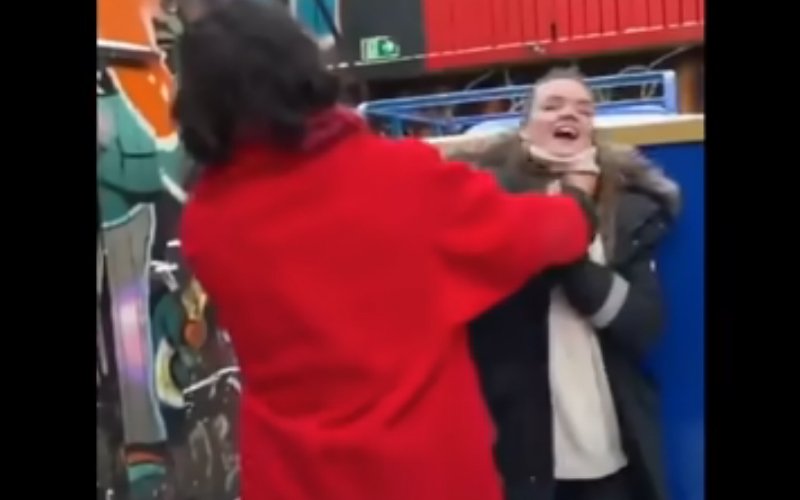 KatKatButterfly's tweet photo. So, this is not #EzraMiller's first documented act of violence. He was recorded choking a fan back in 2020 yet @warnerbros keeps him to star in #TheJusticeLeague &amp; #FB3. Kind of like how they've kept another serial abuser #AmberHeard. 

WB failed the #WizardingWorld &amp; the #DCU. https://t.co/CoHX160gSQ