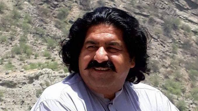 RZumbak's tweet photo. واي علی ښکنځل کړي دي درواغ ده دا خبره پر ښکنځاو په پاکستان کي پاپندي نسته نه پر ښکنځاو دا ملک خوا بدوي۔ دعلي چي کمه خبره اغه د ګرد قام خبره ده۔
محمود خان اڅکزي
#ReleaseAliWazir 
#ReleasePTMActivists
#AchakziSymbolOfDemocracy https://t.co/bntDZb56N2