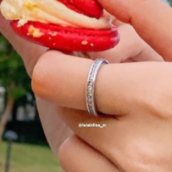 Lsglobal_'s tweet photo. #LISA wearing @Bulgariofficial's MarryMe Wedding Ring 💍🤍

블랙핑크 리사 
#LALISA #MONEY #SG 
#LISA #리사 #リサ #ลิซ่า @BLACKPINK https://t.co/Pfbbp4k3nT