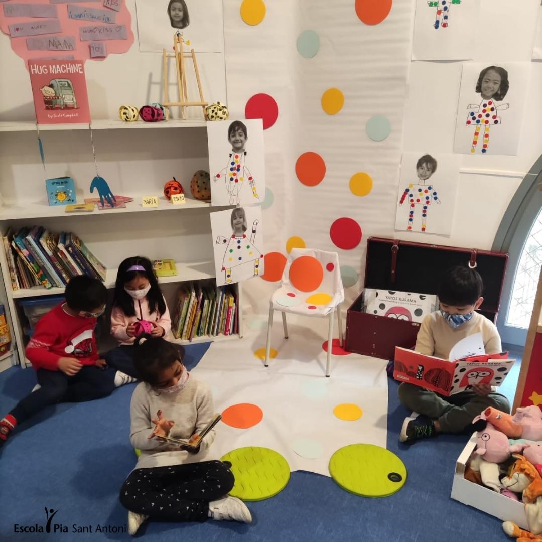 epiasantantoni's tweet photo. ⒾⓃⒻⒶⓃⓉⒾⓁ 🔴 ⚪ 🔴 ⚪ : a English,  P5 ha conegut a l'artista japonesa YAYOI KUSAMA a partir d'un conte que explicava la seva vida i obra. S'han endinsat en les seves obres i han fet les seves creacions  convertint-se en petits artistes!! #yayoikusama_ #infantilepsa https://t.co/VrTAtHn4jz