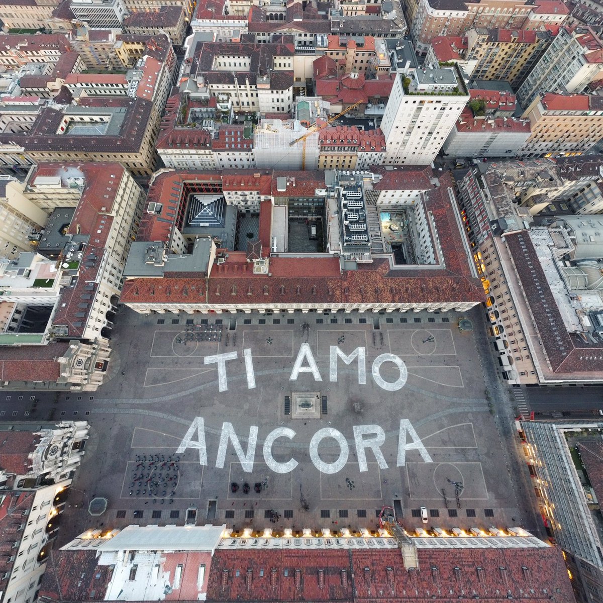 Siamo stati noi a gridare: ti amo ancora. Una dichiarazione d'amore sincera. Una presa di coscienza proattiva verso una Terra che va curata. Verso un mondo economico, sociale e ambientale che va rivoluzionato.
La pioggia, domani, laverà la scritta in pochi minuti.
