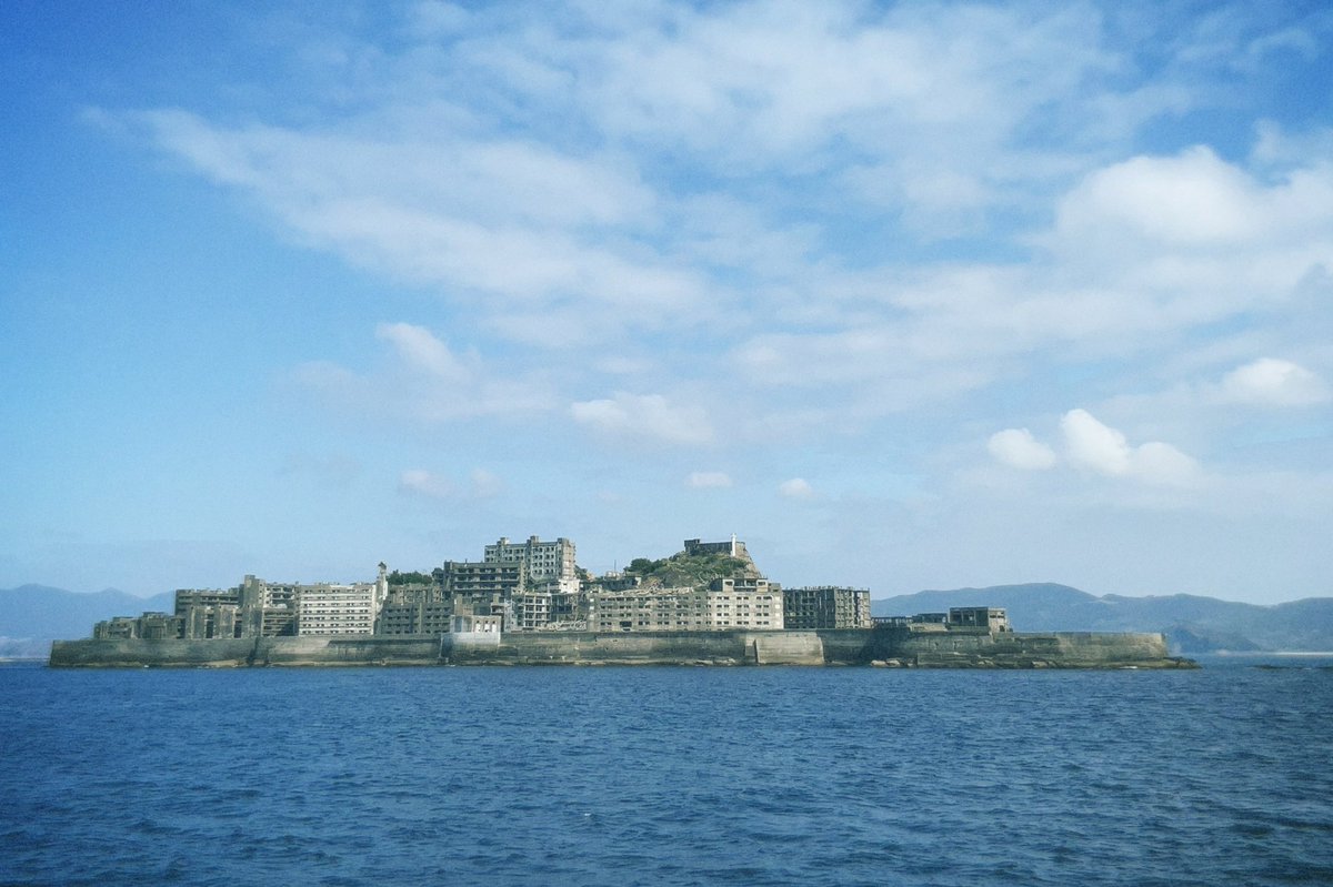 suke_nap's tweet photo. 2022.3.29（44日目）
端島炭坑、通称「軍艦島」。近代化の裏側で活躍した人たちの生き姿がありありと残っていた。それを支えた人たちも。生活の優先順位の1番上に「石炭」があった。異様な見た目と生活だからといって、今と比べるのはナンセンス。歴史はまず知ることから。

#きょうの写真日記 #軍艦島 https://t.co/b7IcNyiWlr