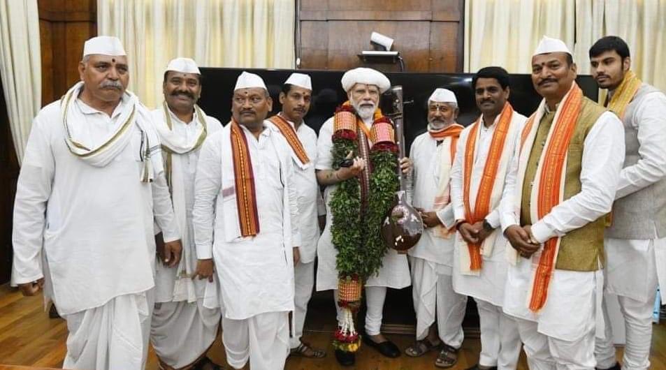 gauravkharibjp's tweet photo. राम कृष्ण हरी...
श्री संत तुकाराम महाराज संस्थान की ओर से प्रधानमंत्री श्री @narendramodi जी को वारकरी परंपरा के अनुसार तुलसी की माला, वीणा और संत तुकाराम महराज की पगड़ी पहनाकर सम्मानित किया गया। https://t.co/84lcBfLQBr