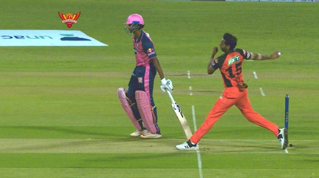 aparchittsharma's tweet photo. @SunRisers wins the toss and decided to no balls first... 
#SRHvsRR #SRH #IPL https://t.co/hawvuB3oWX