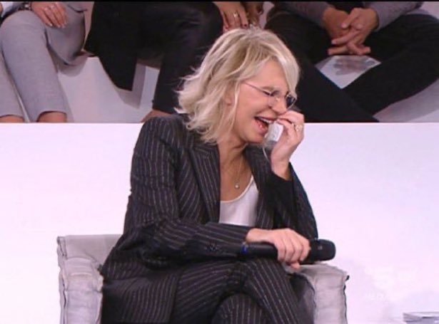 farfall4bianca's tweet photo. MA PERCHÉ STA SPIEGANDO I PASSI IN INGLESE #Amici21 https://t.co/8y4Tekqk2f
