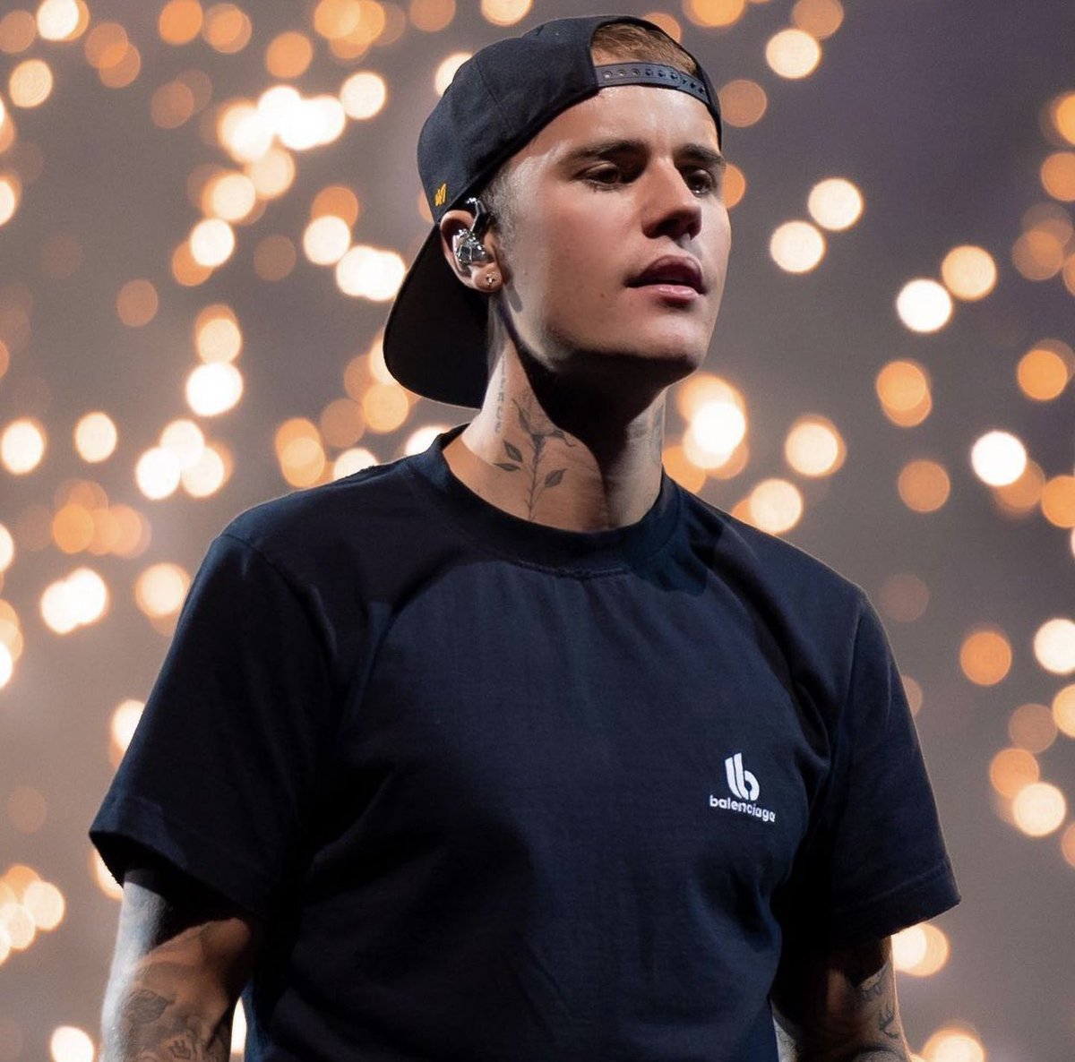 availablebiebzs's tweet photo. Justin Bieber looks so cute https://t.co/bWqwNHFN99