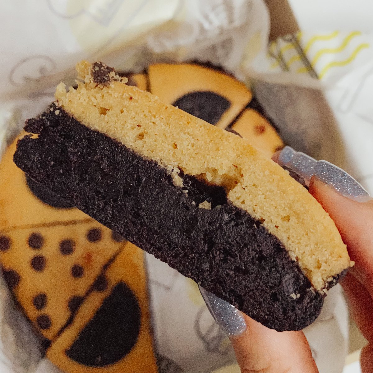 อยากให้ขนมร้านนี้แมสอะ อร่อยมากกกกก เรียกว่า brookie ข้างบนเป็นคุกกี้นิ่มกำลังดี ข้างล่างเป็นบราวนี่เข้มข้น หนึบนิดๆ ไม่รู้จะอธิบายยังไงแต่มันอร่อยมากๆๆๆ ส่งไว แพ็คมาดี ห่อแล้ว ซีลอีก บับเบิ้ลอีก ตัวขนมไม่แตกเลย ใครเบื่อๆเค้กก็สั่งแบบนี้เป็นของขวัญในโอกาสพิเศษได้นะ ไม่แพงด้วย✨