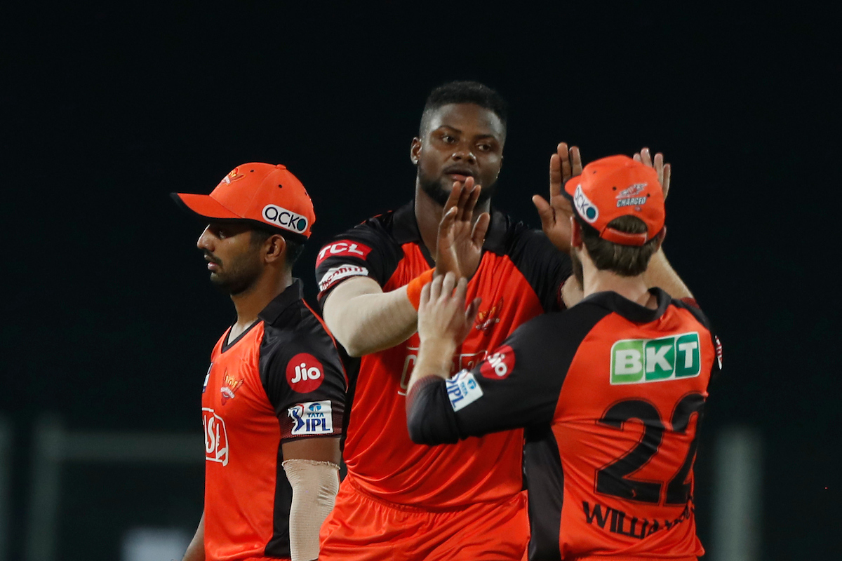 Romario Shepherd gets the breakthrough! 

Yashasvi Jaiswal departs for 20.

Live - bit.ly/TATAIPL-2022-5 #SRHvRR #TATAIPL