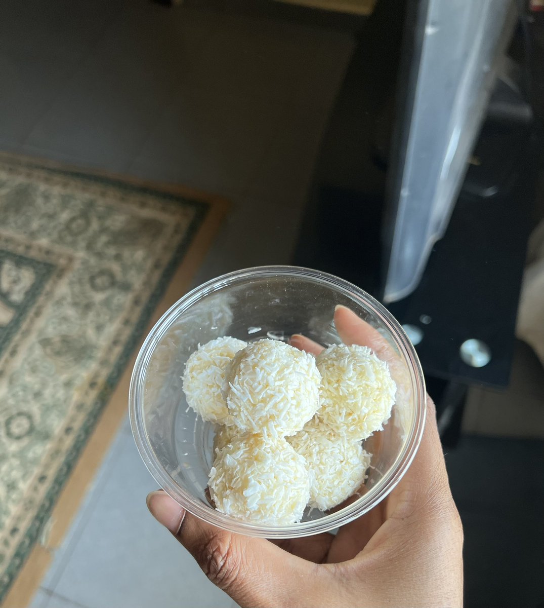 Mistybrowniess's tweet photo. Coconut balls(ladoo) available 
📍kaduna
Please RT https://t.co/MmxLzjzOME
