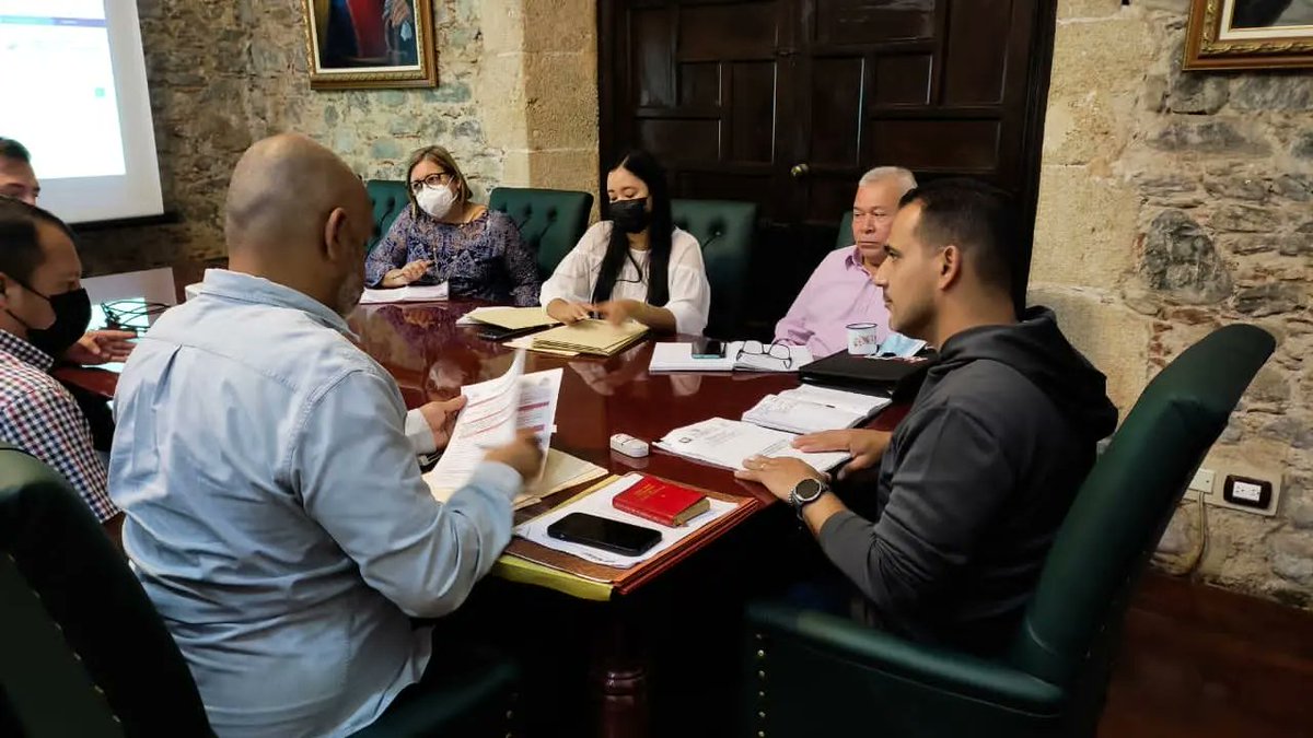 Jateranoficial's tweet photo. Me reuní con mi equipo para revisar el paquete de leyes relacionadas con el sistema tributario de nuestro Estado y todo lo correspondiente al sistema de recaudación que estamos manejando. Sepa el pueblo que estos ingresos estarán destinados a fortalecer la gestión #VolvemosAlAula https://t.co/90ChQY5tv6