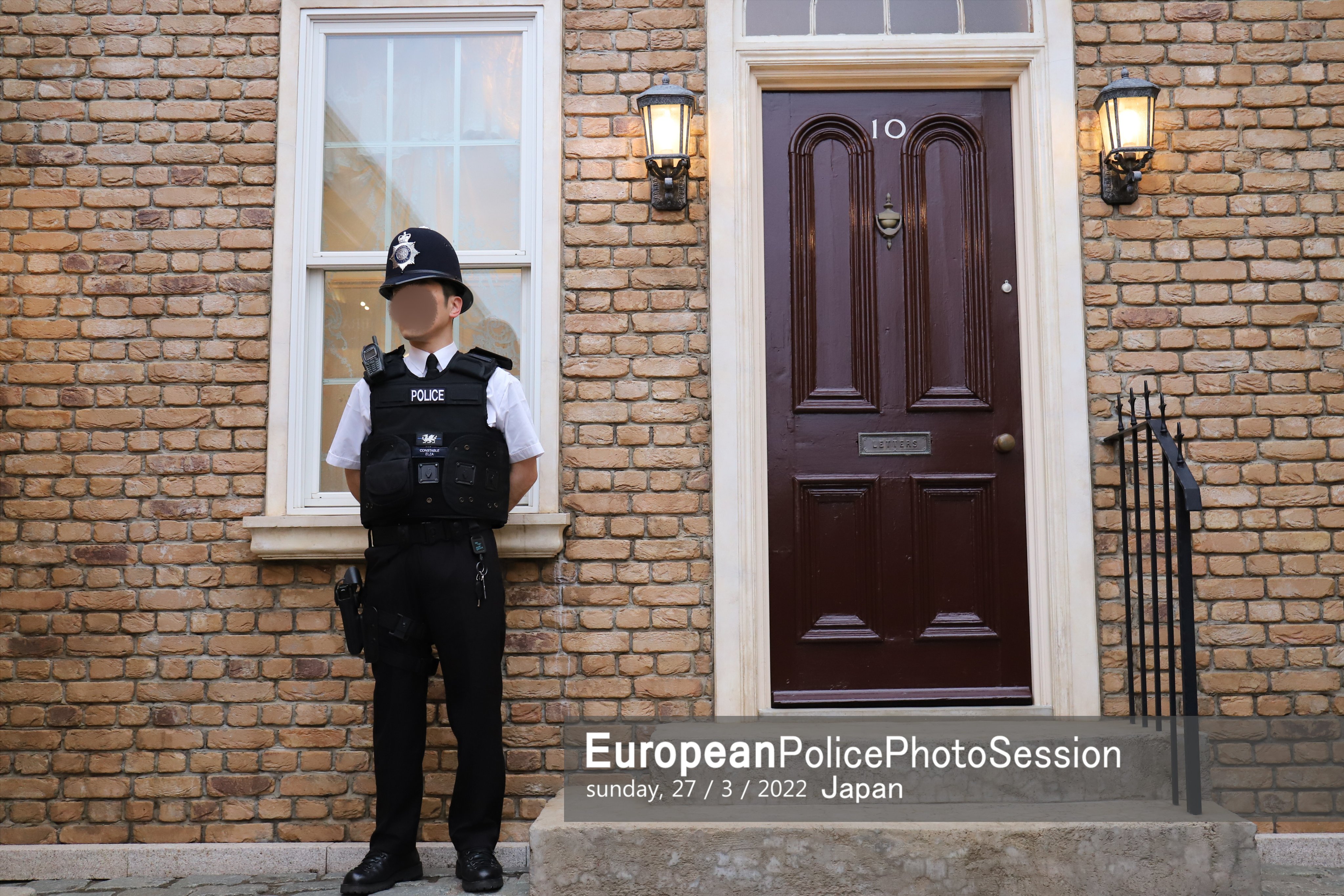 Elza 警備に立つ警官と扉の番号 10 でお馴染みのイギリス首相官邸ダウニング街10番地こと Number 10 とにかくこれがやりたかった そして次は現在の主が登場します Epps 欧州警察撮影会 T Co Dtnfde5jii Twitter