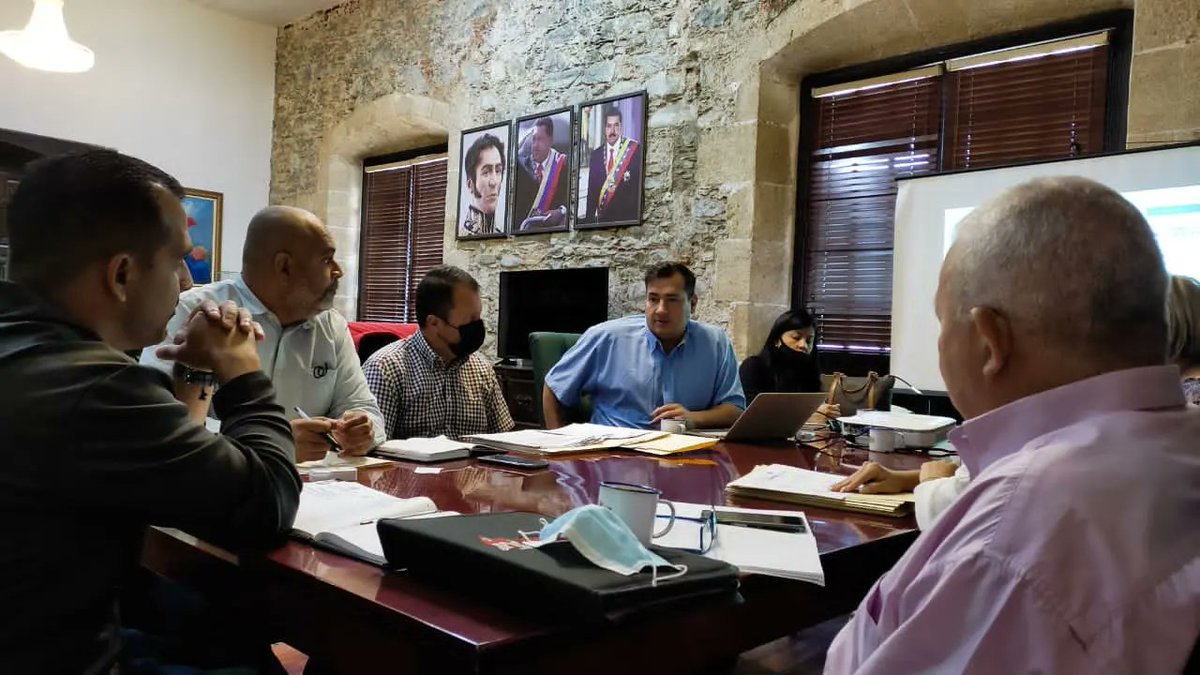 Jateranoficial's tweet photo. Me reuní con mi equipo para revisar el paquete de leyes relacionadas con el sistema tributario de nuestro Estado y todo lo correspondiente al sistema de recaudación que estamos manejando. Sepa el pueblo que estos ingresos estarán destinados a fortalecer la gestión #VolvemosAlAula https://t.co/90ChQY5tv6