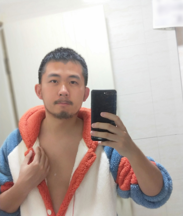 第一次做狗狗时，我跪趴在床上，主人站我身后，打屁股打的可疼了，疼得我直往前躲。

主人说：“贱狗，谁让你躲了，爬回来，多挨5鞭子。”

本来再打10鞭子，鞭刑就结束了，结果打了15鞭子，狗屁股疼了3天，呜呜呜。