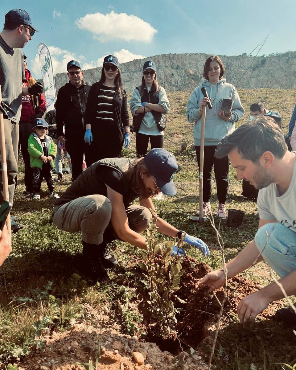 Είχαμε κοντά μας τους ανθρώπους της εταιρείας Neptune Lines Shipping and Managing Enterprises S.A. με τις οικογένειες τους, οι οποίοι φύτεψαν μαζί μας 200 νέα δέντρα, ενώ άλλα 800 βοήθησαν να φυτευτούν για ενίσχυση των πυρόπληκτων περιοχών σε Αττική και Β. Εύβοια.