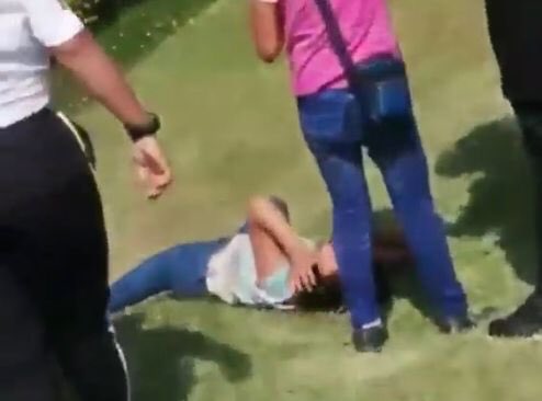 A ellas se debería de defender y meterles todo el huevo a esos culeros policias y déjense de pajas con una chava doble moral, !!!!