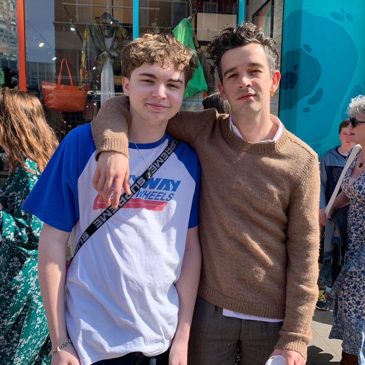 onlinedlid's tweet photo. Matty com fãs na semana passada, em Londres.

📸: oscarrsutclife, sovereigns_band https://t.co/j9nu81Bp4N