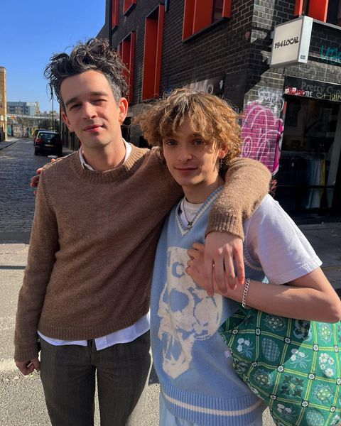onlinedlid's tweet photo. Matty com fãs na semana passada, em Londres.

📸: oscarrsutclife, sovereigns_band https://t.co/j9nu81Bp4N
